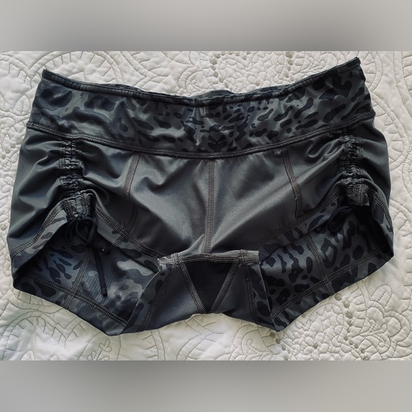 Lululemon Hot Hot Short size 6 - Picture 10 of 13